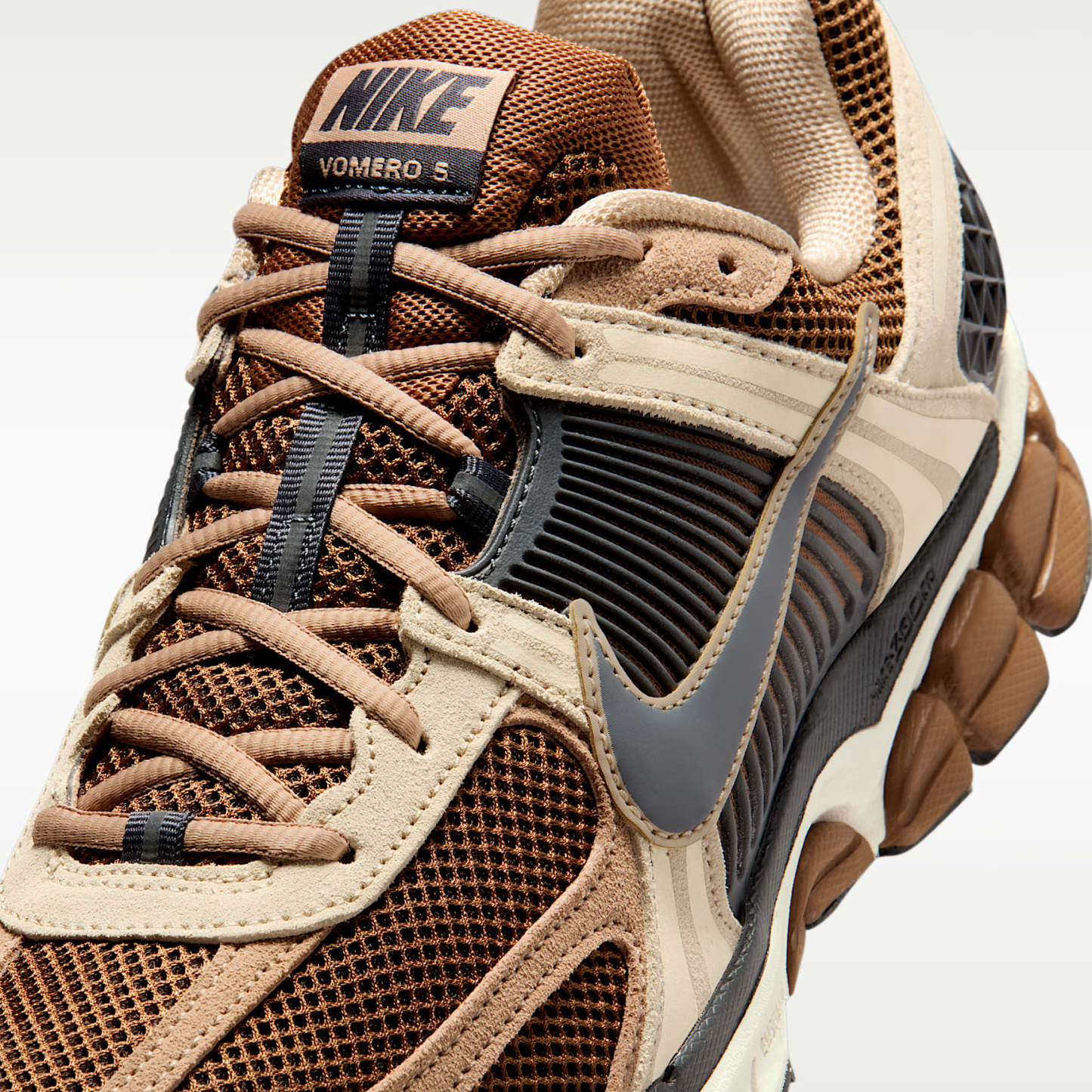 Nike Zoom Vomero 5 Herrenschuh – Light British Tan/British Khaki/Linen/Dark Smoke Grey