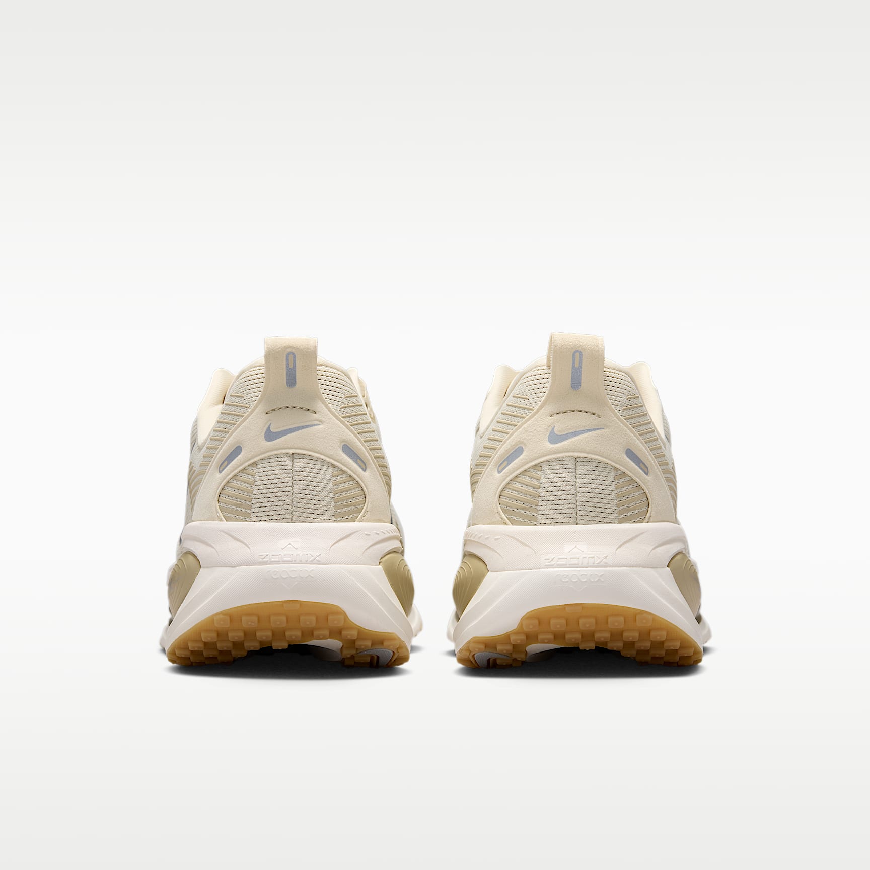 Nike Vomero 18 Straßenlaufschuh (Herren) – Light Khaki/Desert Khaki/Sail/Metallic Silver