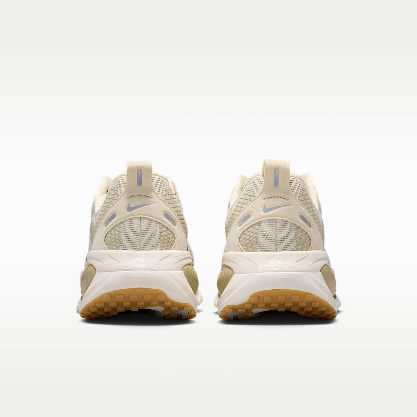 Nike Vomero 18 Straßenlaufschuh (Herren) – Light Khaki/Desert Khaki/Sail/Metallic Silver