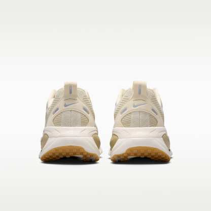 Nike Vomero 18 Straßenlaufschuh (Herren) – Light Khaki/Desert Khaki/Sail/Metallic Silver