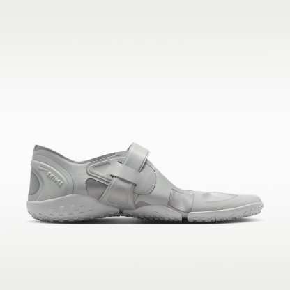 NikeSKIMS Rift Satin Schuh (Damen) – Night Silver/Base Grey/Medium Silver/Night Silver