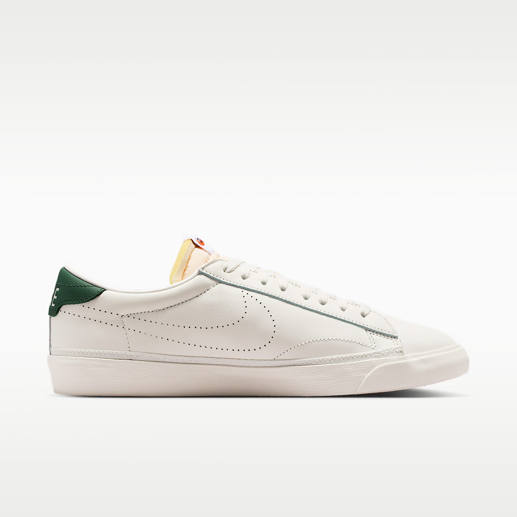Nike Tennis Classic Schuh (Herren) – Sail/Fir/Team Orange/Sail