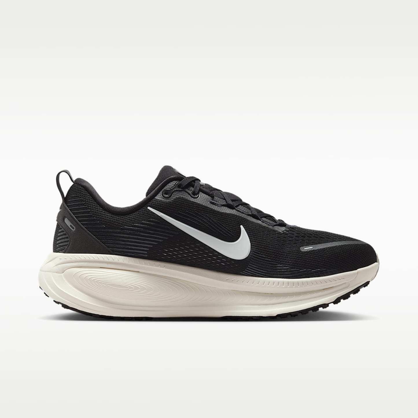 Nike Vomero 18 Herren-Laufschuh (weit) – Schwarz/Coconut Milk/Light Iron Ore/Summit White