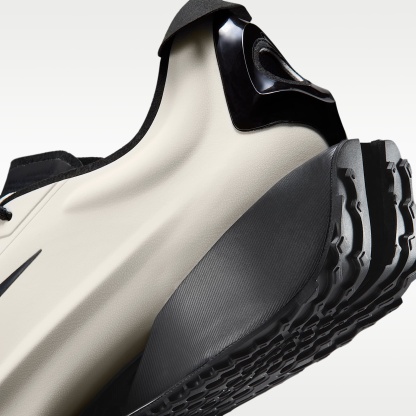 Nike First Sight Noir Schuh (Damen) – Light Bone/Metallic Dark Grey/Schwarz