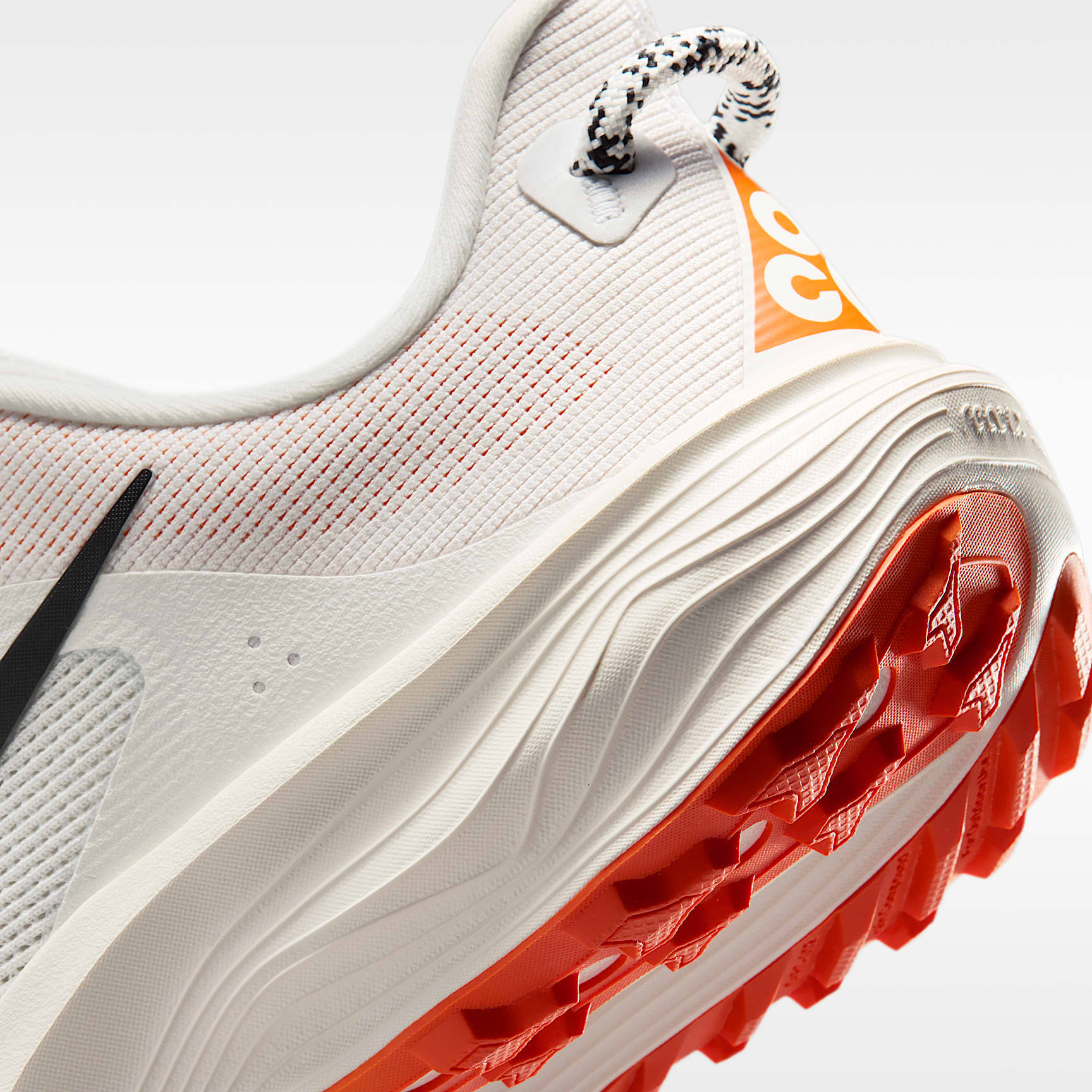 Nike ACG Pegasus Trail Traillaufschuh (Damen) – Summit White/Phantom/Safety Orange/Schwarz