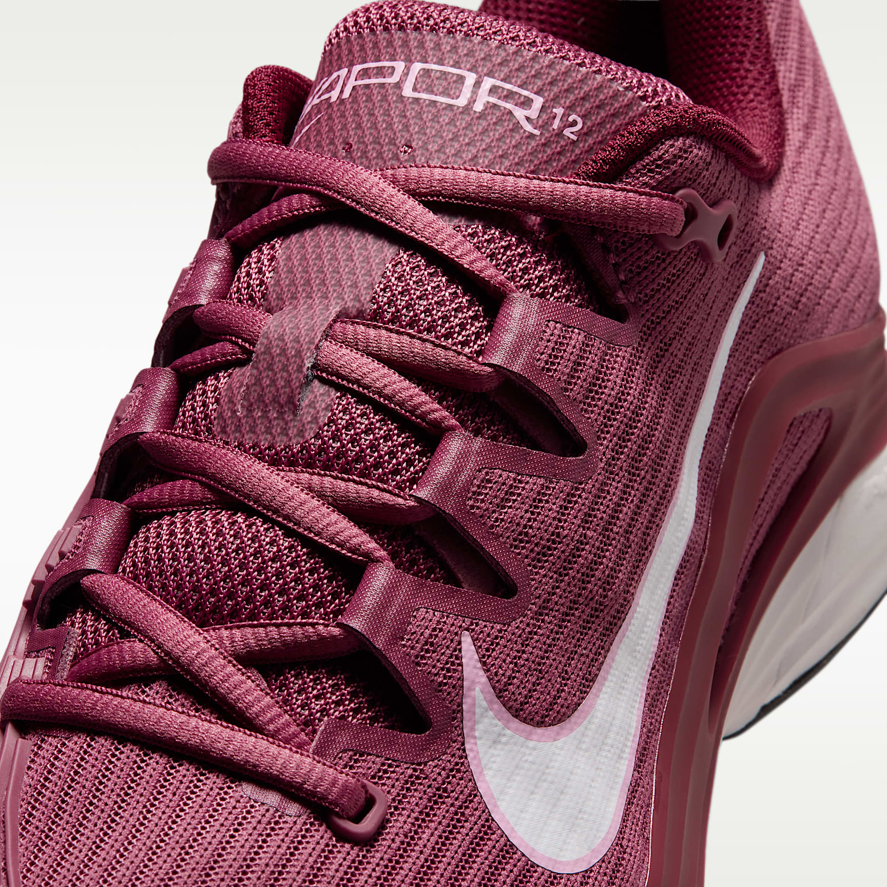 Nike Vapor 12 Tennisschuh für Hartplätze (Damen) – Pink Smoke/Vast Grey/Schwarz/Weiß