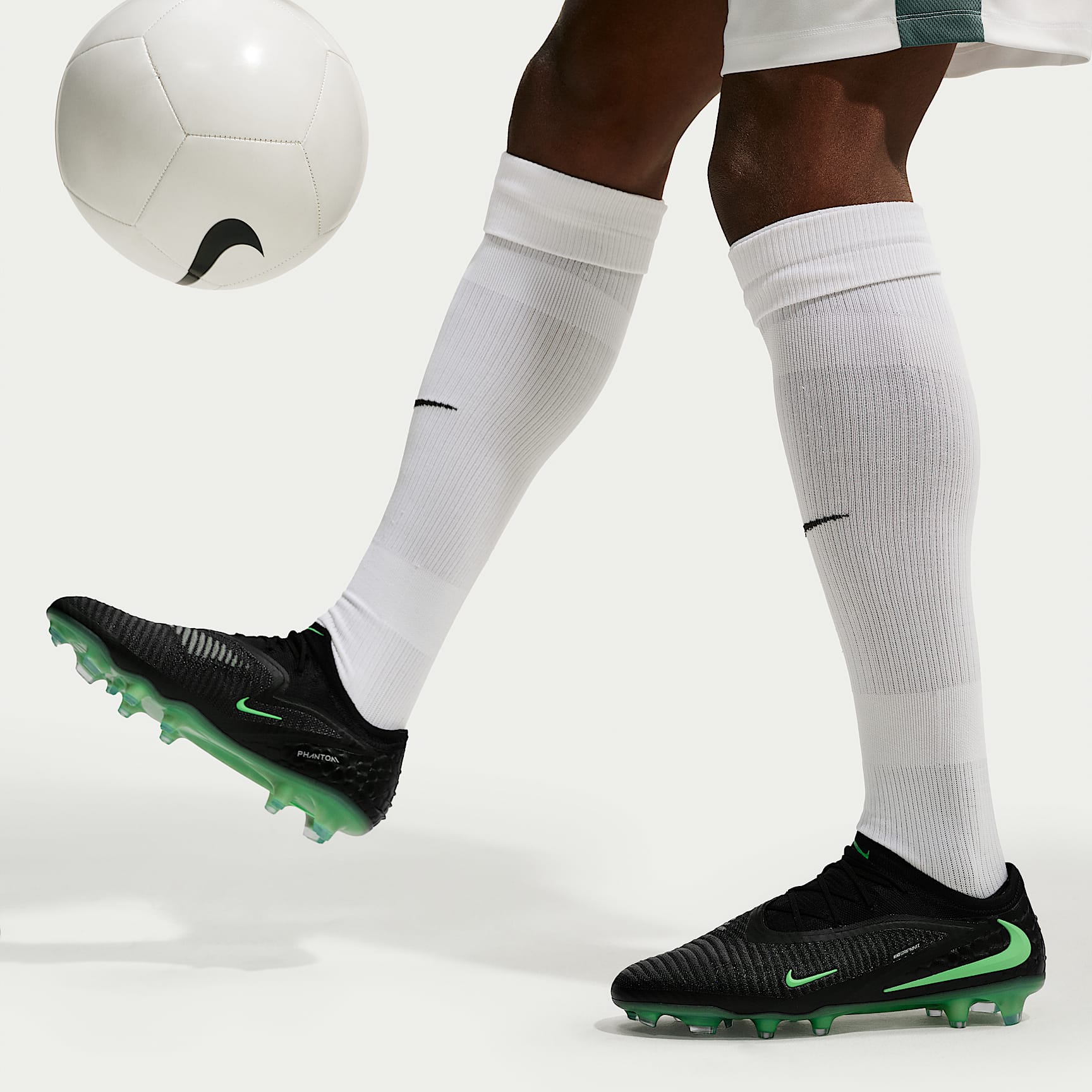 Nike Phantom 6 Low Elite Fußballschuh für normalen Rasen – Schwarz/Schwarz/Illusion Green