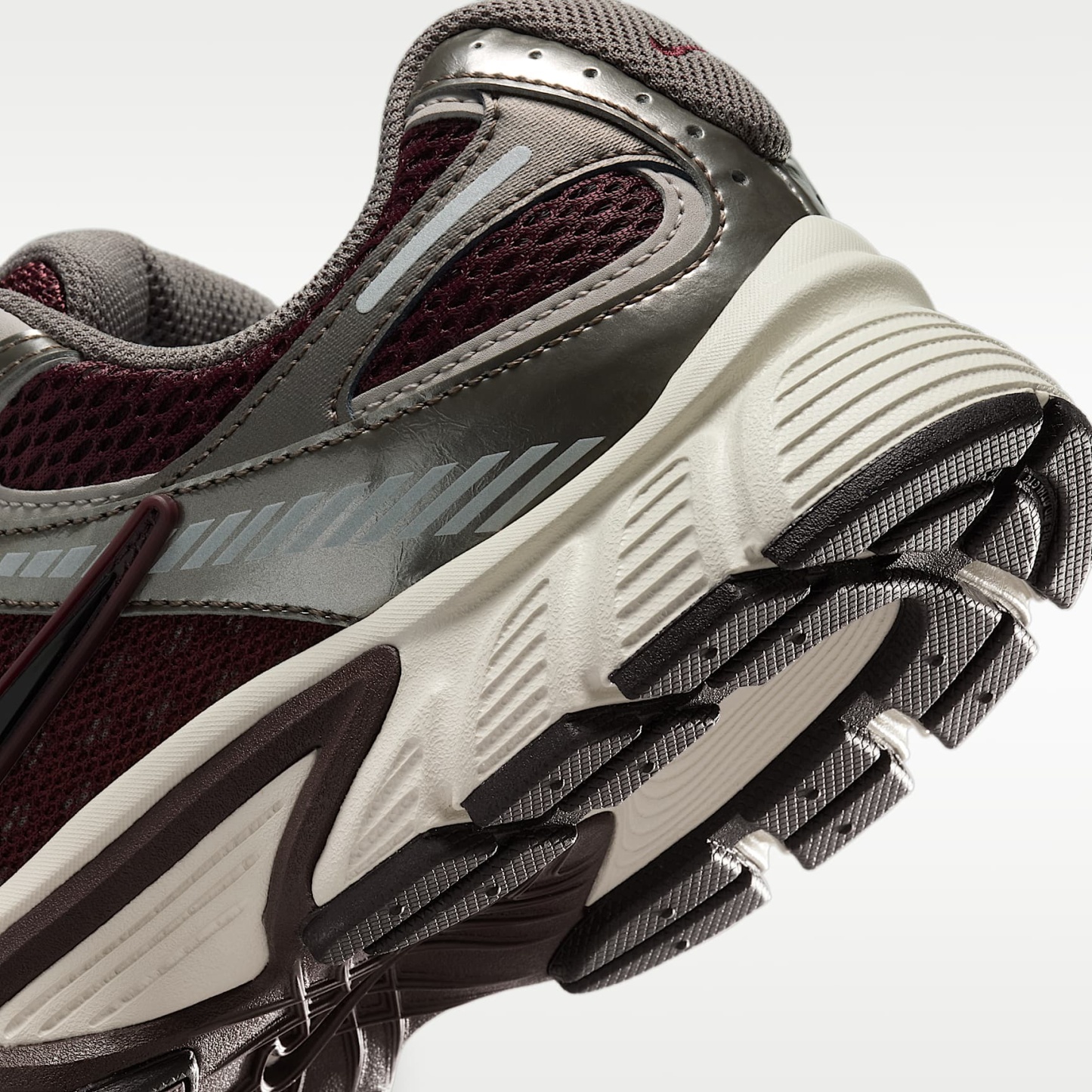 Nike V5 RNR Schuh mit reflektierenden Akzenten (Damen) – Burgundy Crush/College Grey/Light Orewood Brown/Schwarz