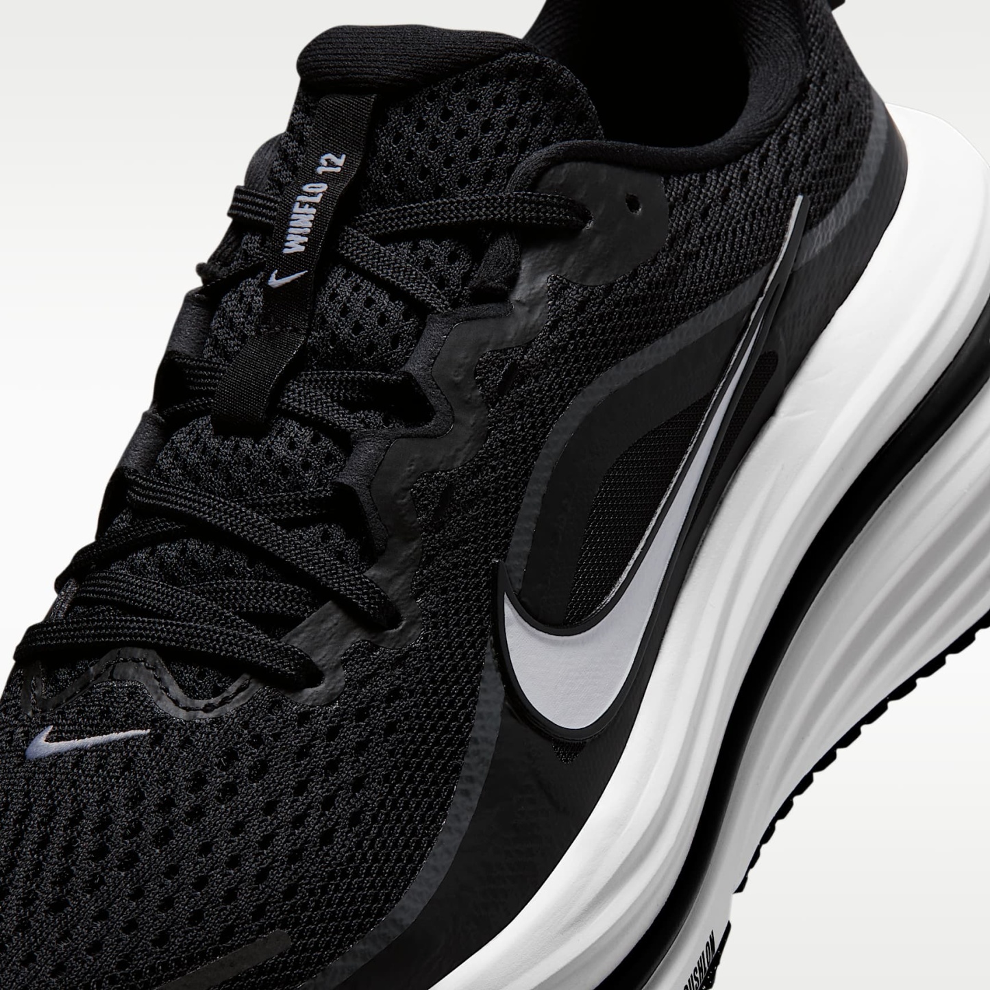 Nike Winflo 12 Straßenlaufschuh (Damen) – Schwarz/Dark Smoke Grey/Weiß