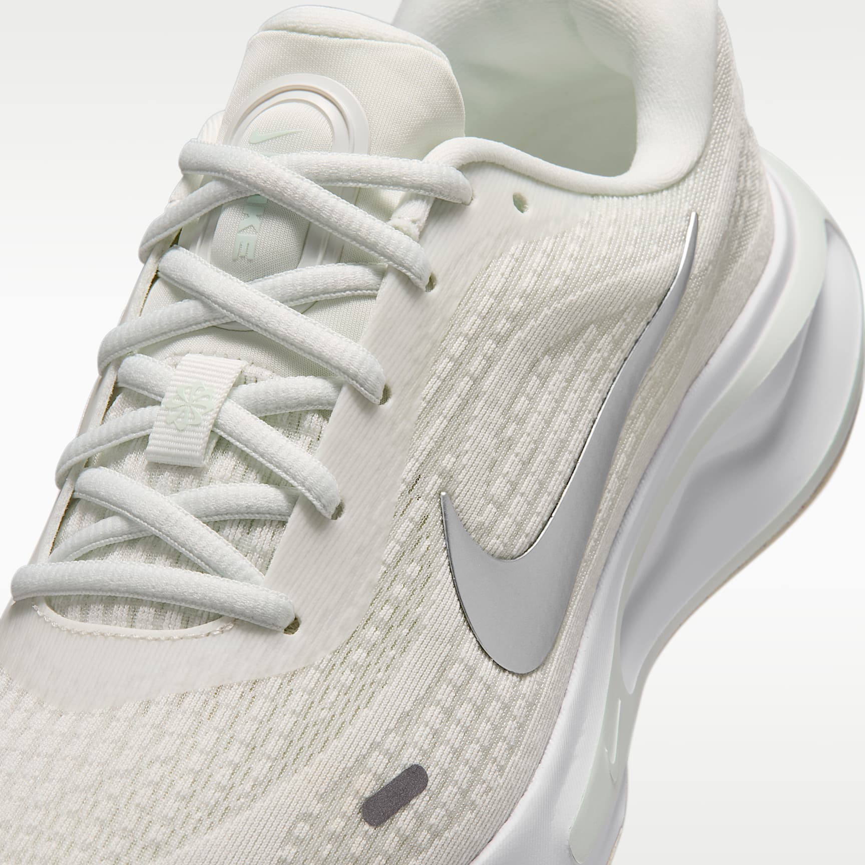 Nike Journey Run Straßenlaufschuh für Damen – Summit White/Barely Green/Weiß/Metallic Silver