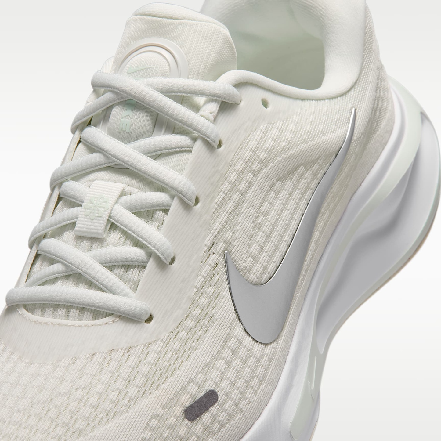 Nike Journey Run Straßenlaufschuh für Damen – Summit White/Barely Green/Weiß/Metallic Silver