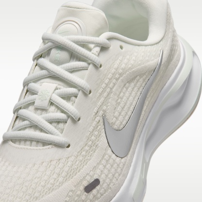 Nike Journey Run Straßenlaufschuh für Damen – Summit White/Barely Green/Weiß/Metallic Silver
