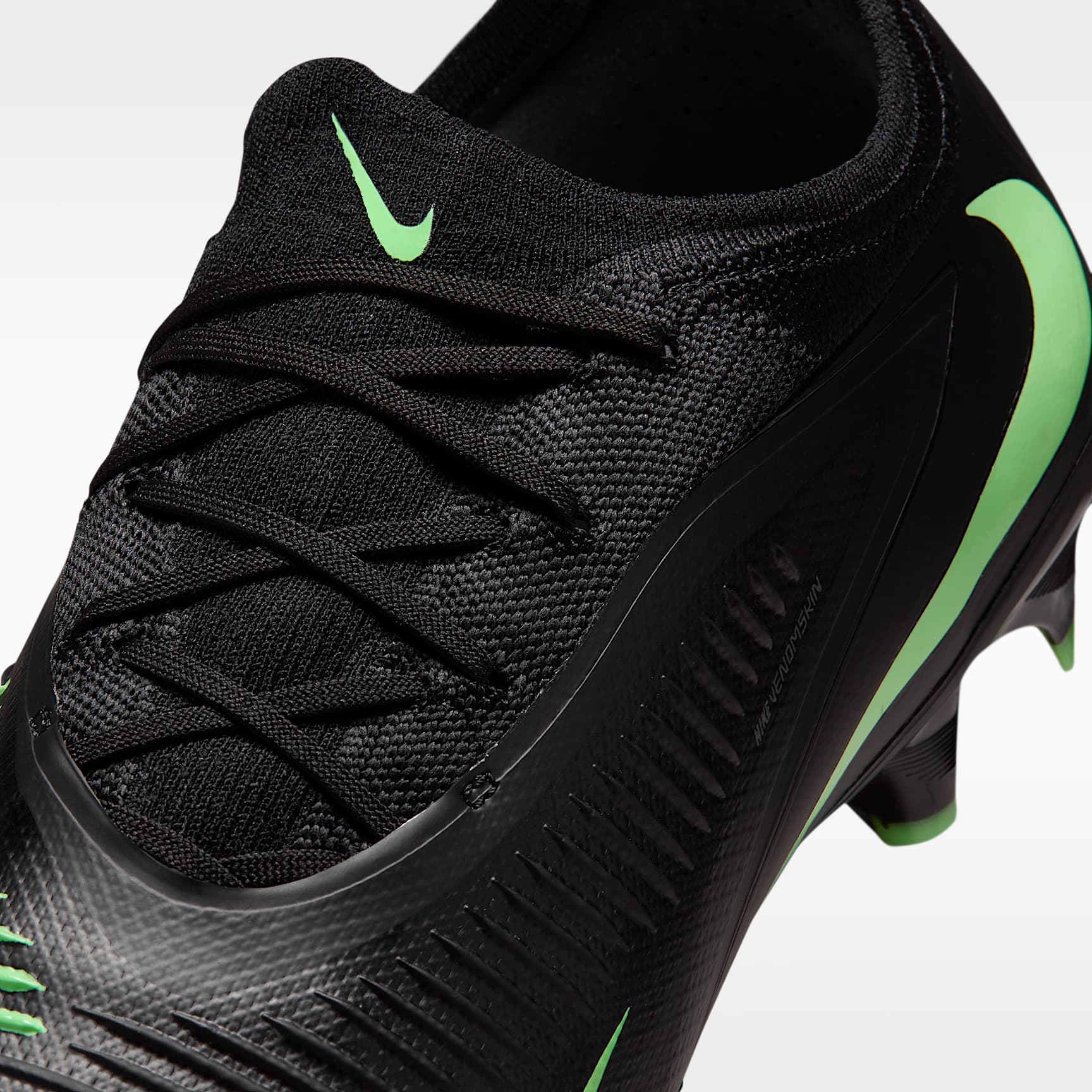 Nike Phantom 6 Low Pro Fußballschuh für normalen Rasen – Schwarz/Schwarz/Illusion Green