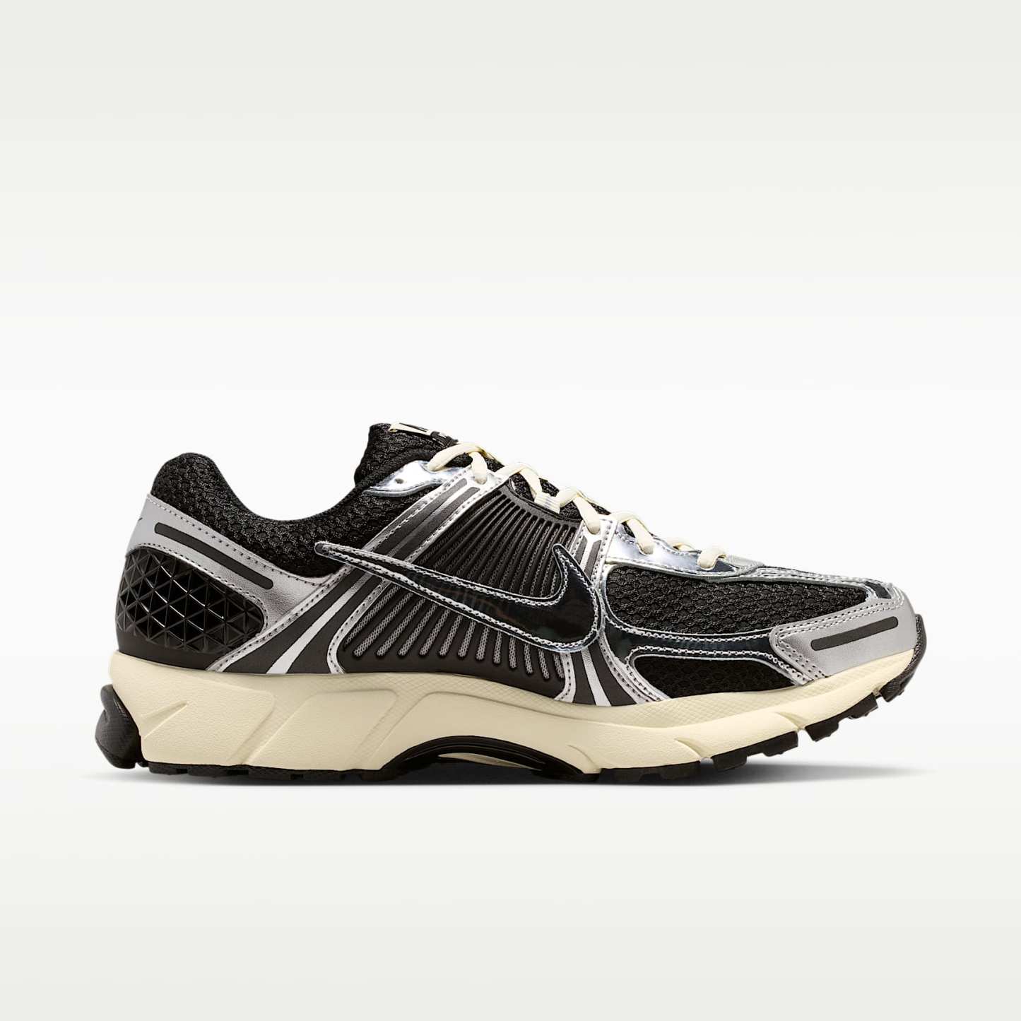 Nike Zoom Vomero 5 Schuh (Herren) – Schwarz/Metallic Silver/Coconut Milk/Chrome