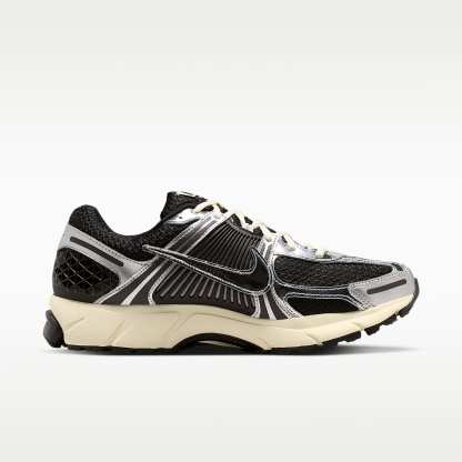 Nike Zoom Vomero 5 Schuh (Herren) – Schwarz/Metallic Silver/Coconut Milk/Chrome