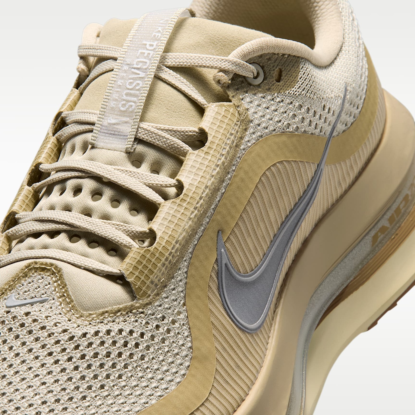 Nike Pegasus Premium Straßenlaufschuh (Herren) – Desert Khaki/Light Khaki/Filbert/Metallic Silver