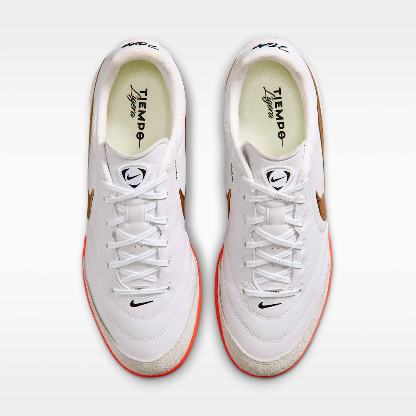 Nike Tiempo Ligera Pro Low-Top-Fußballschuh für Turf – Weiß/Bright Crimson/Blur