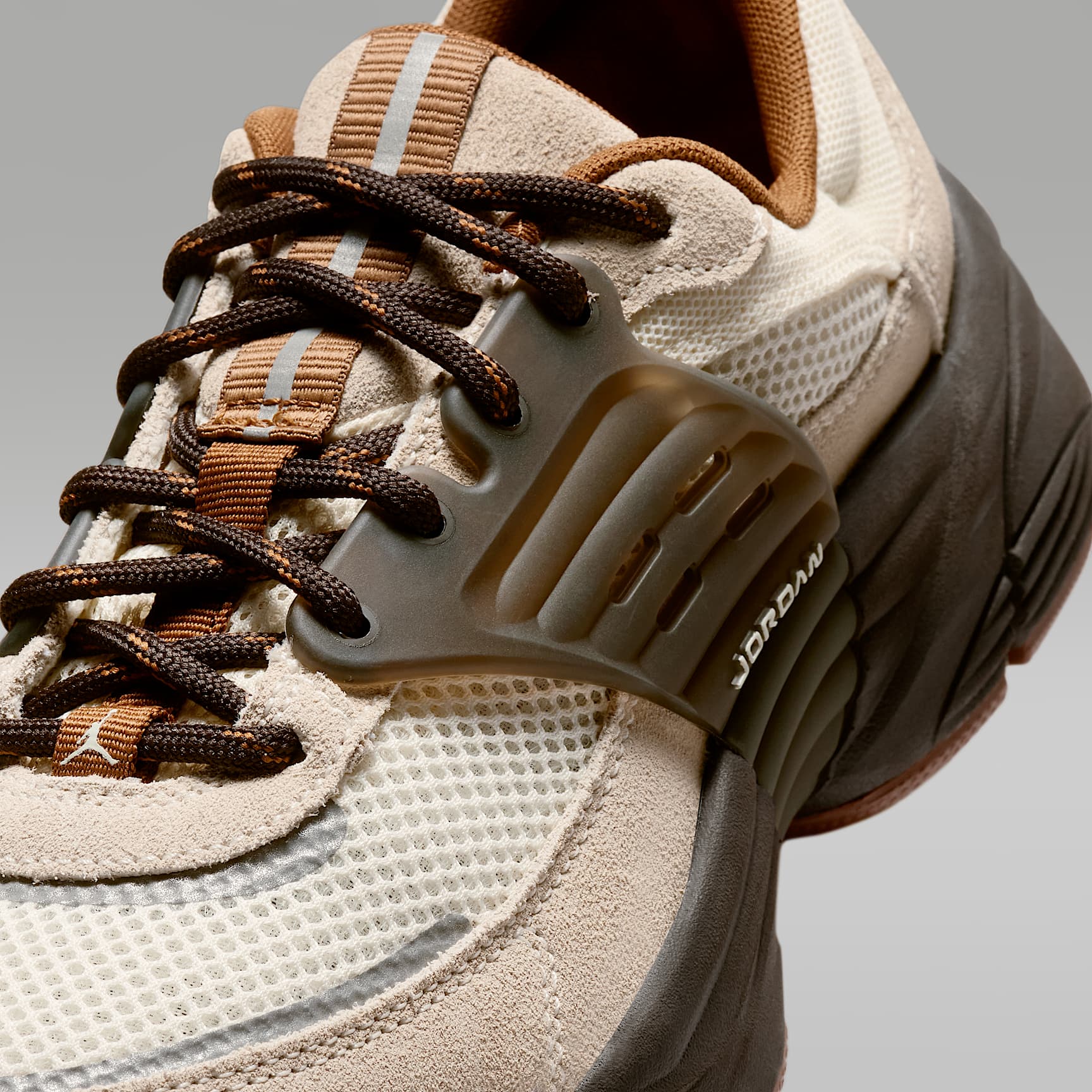 Jordan Trunner O/S Damenschuhe – Soft Pearl/Shadow Brown/Reflective Silver/Light British Tan