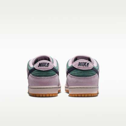 Nike SB Dunk Low Pro Skateboardschuh – Mineral Slate/Particle Rose/Silt Red/Dark Raisin