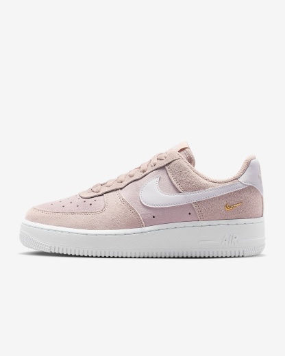 Air Force 1 '07 Low SE Schuh (Damen) – Silt Red/Pink Foam/Metallic Gold/Weiß