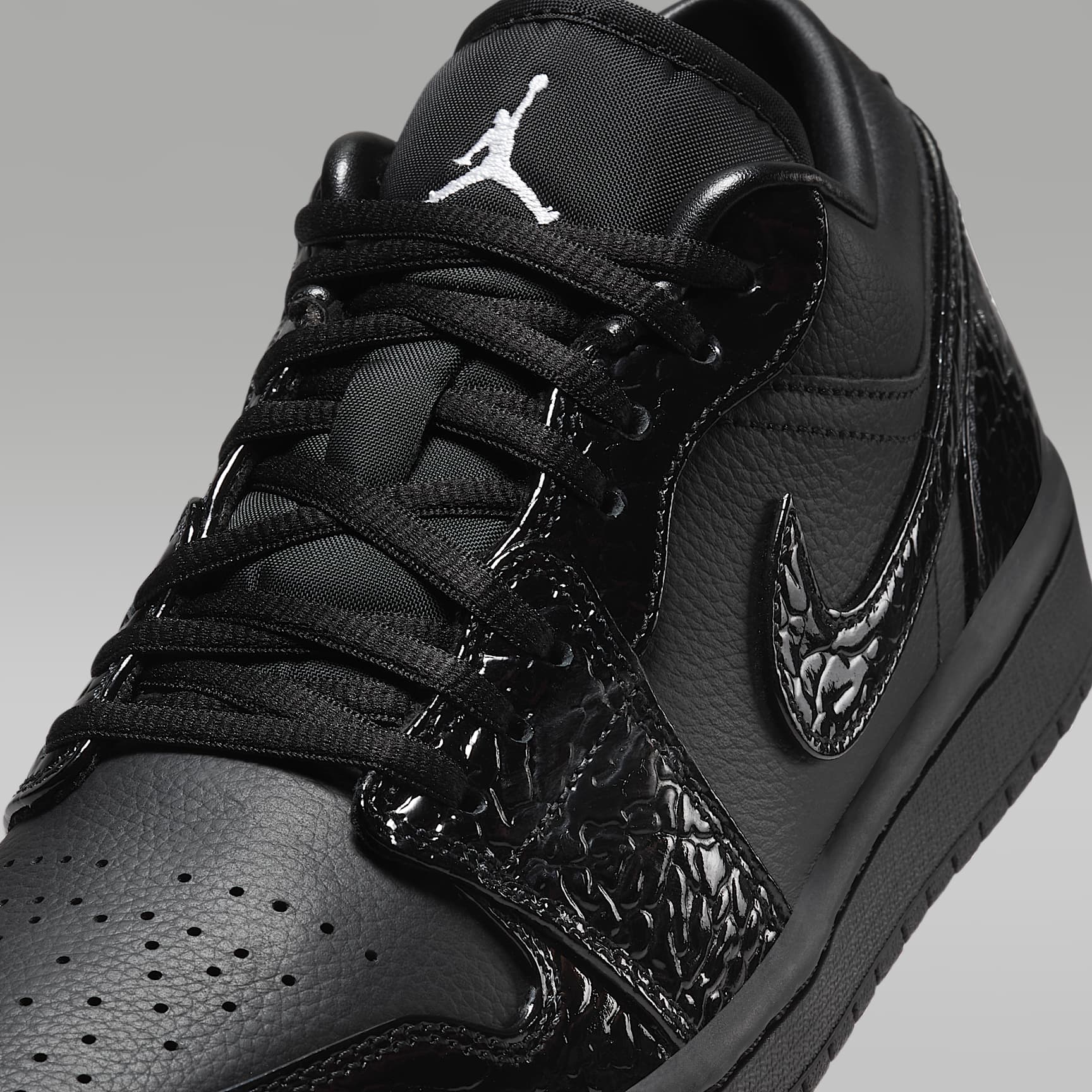Air Jordan 1 Low SE Damenschuh – Schwarz/Weiß/Metallic Silver/Schwarz
