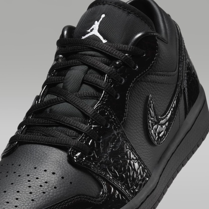 Air Jordan 1 Low SE Damenschuh – Schwarz/Weiß/Metallic Silver/Schwarz