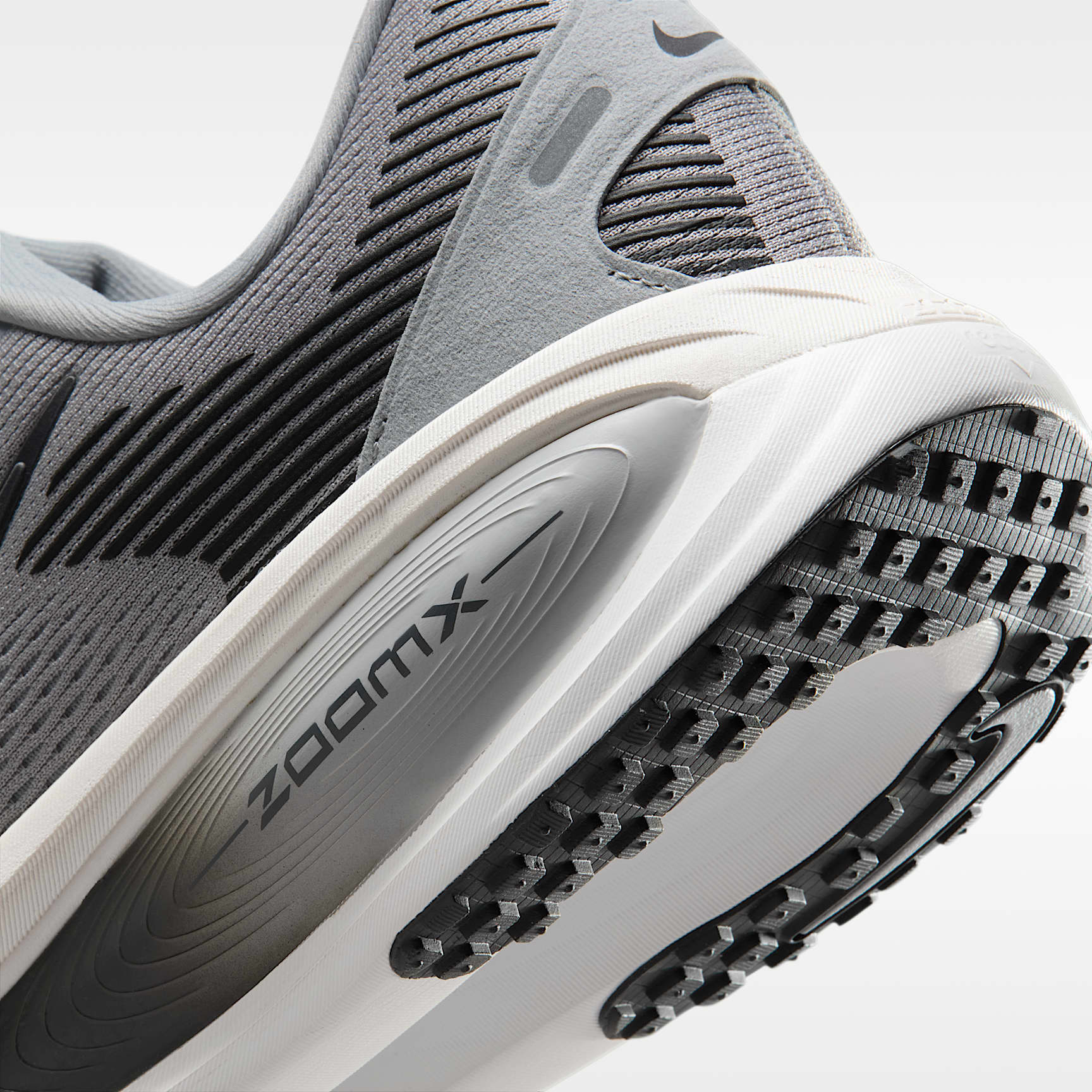 Nike Vomero 18 Straßenlaufschuh (Herren) – Wolf Grey/Pure Platinum/Summit White/Anthracite