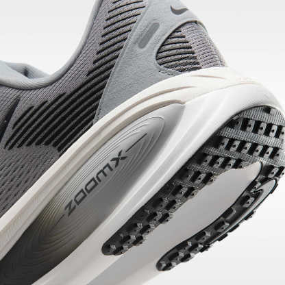 Nike Vomero 18 Straßenlaufschuh (Herren) – Wolf Grey/Pure Platinum/Summit White/Anthracite