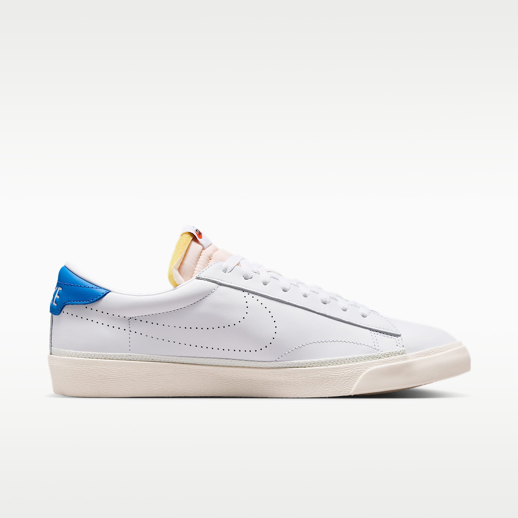 Nike Tennis Classic Schuh (Herren) – Weiß/Light Photo Blue/Team Orange/Weiß