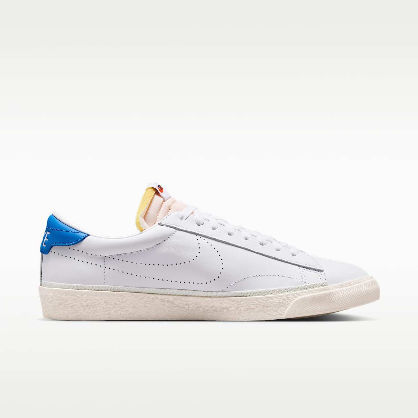 Nike Tennis Classic Schuh (Herren) – Weiß/Light Photo Blue/Team Orange/Weiß