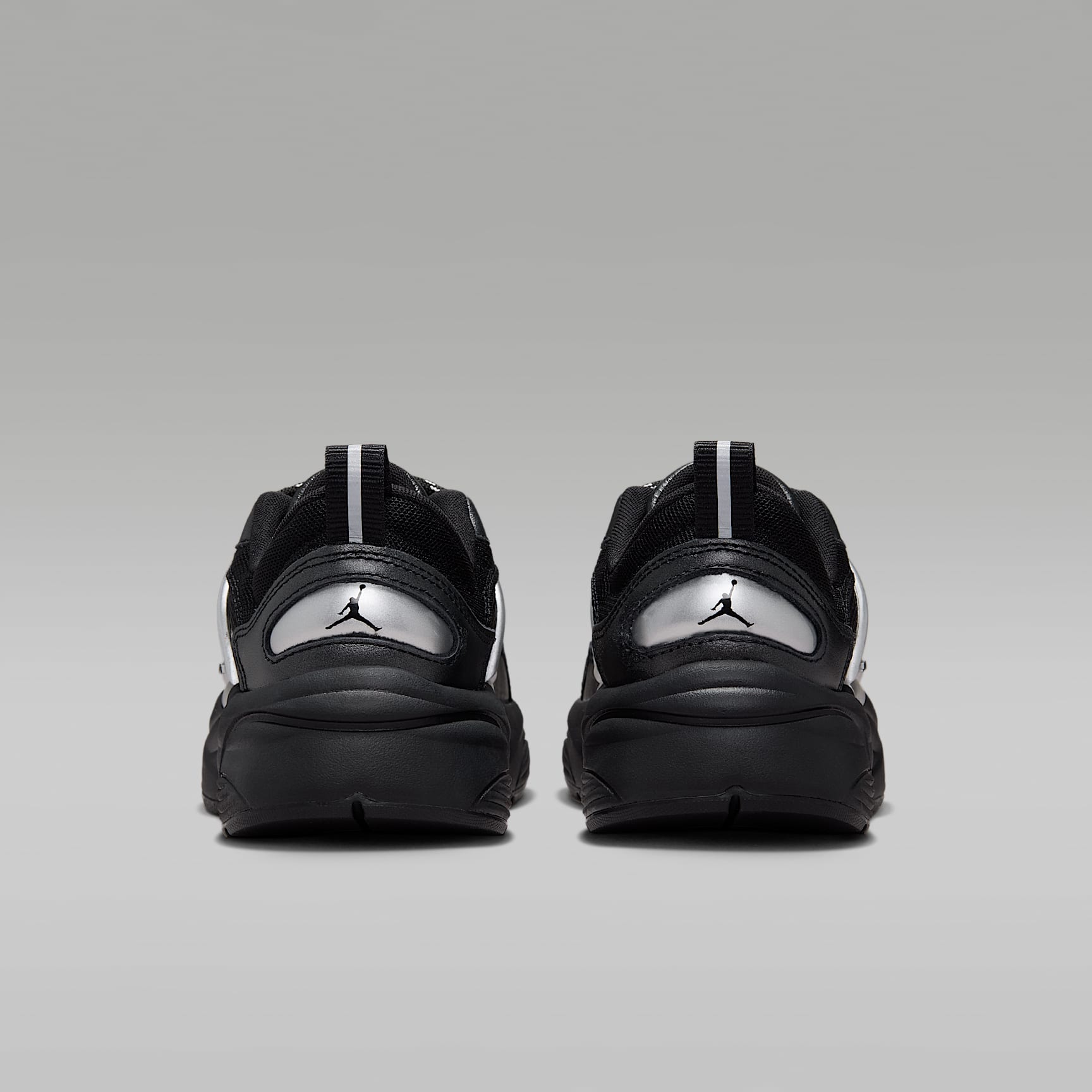 Jordan Trunner O/S Damenschuhe – Schwarz/Schwarz/Schwarz/Metallic Silver