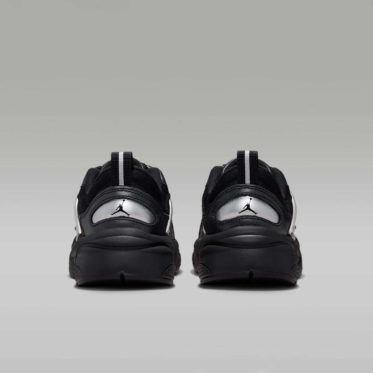 Jordan Trunner O/S Damenschuhe – Schwarz/Schwarz/Schwarz/Metallic Silver