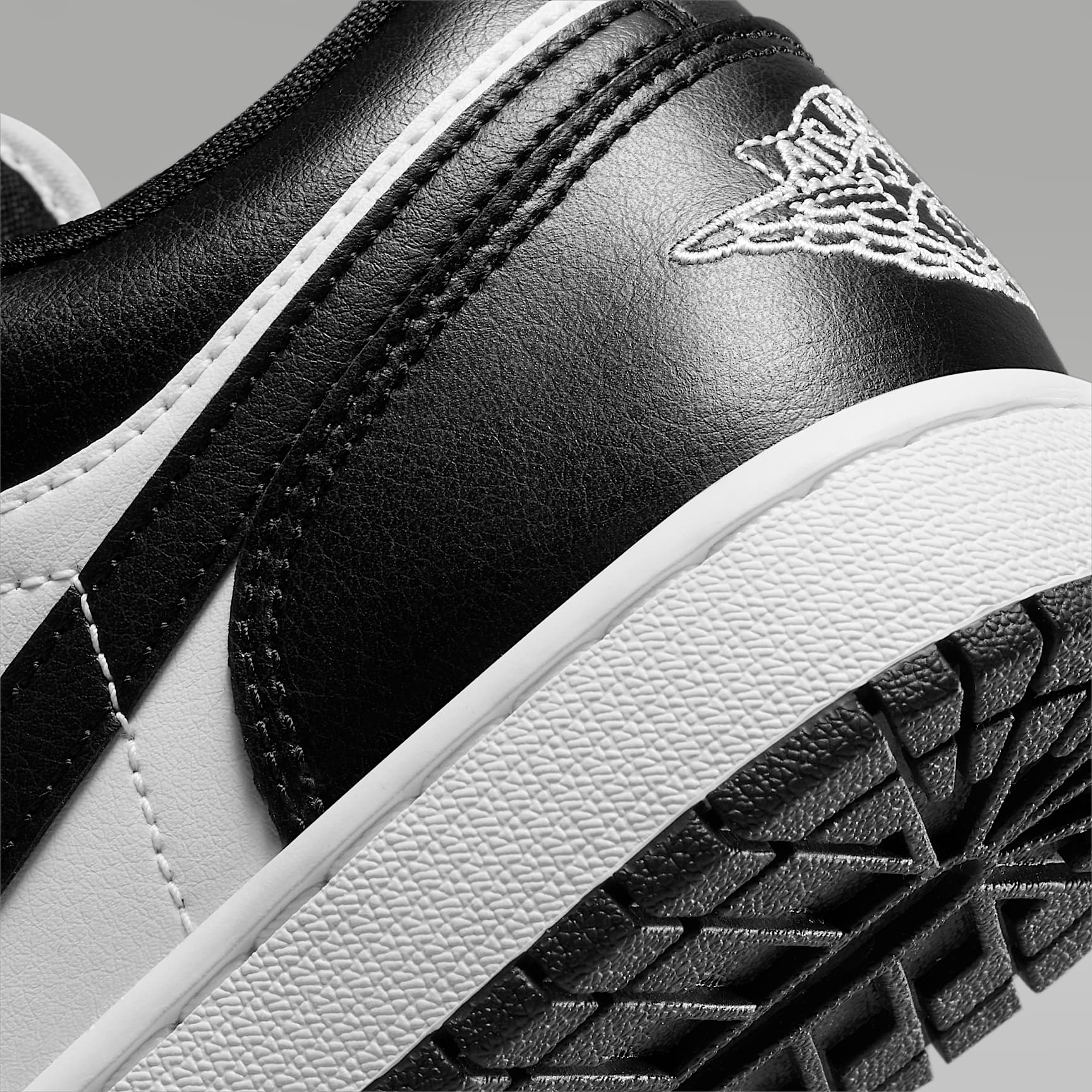 Air Jordan 1 Low Damenschuh – Weiß/Weiß/Schwarz