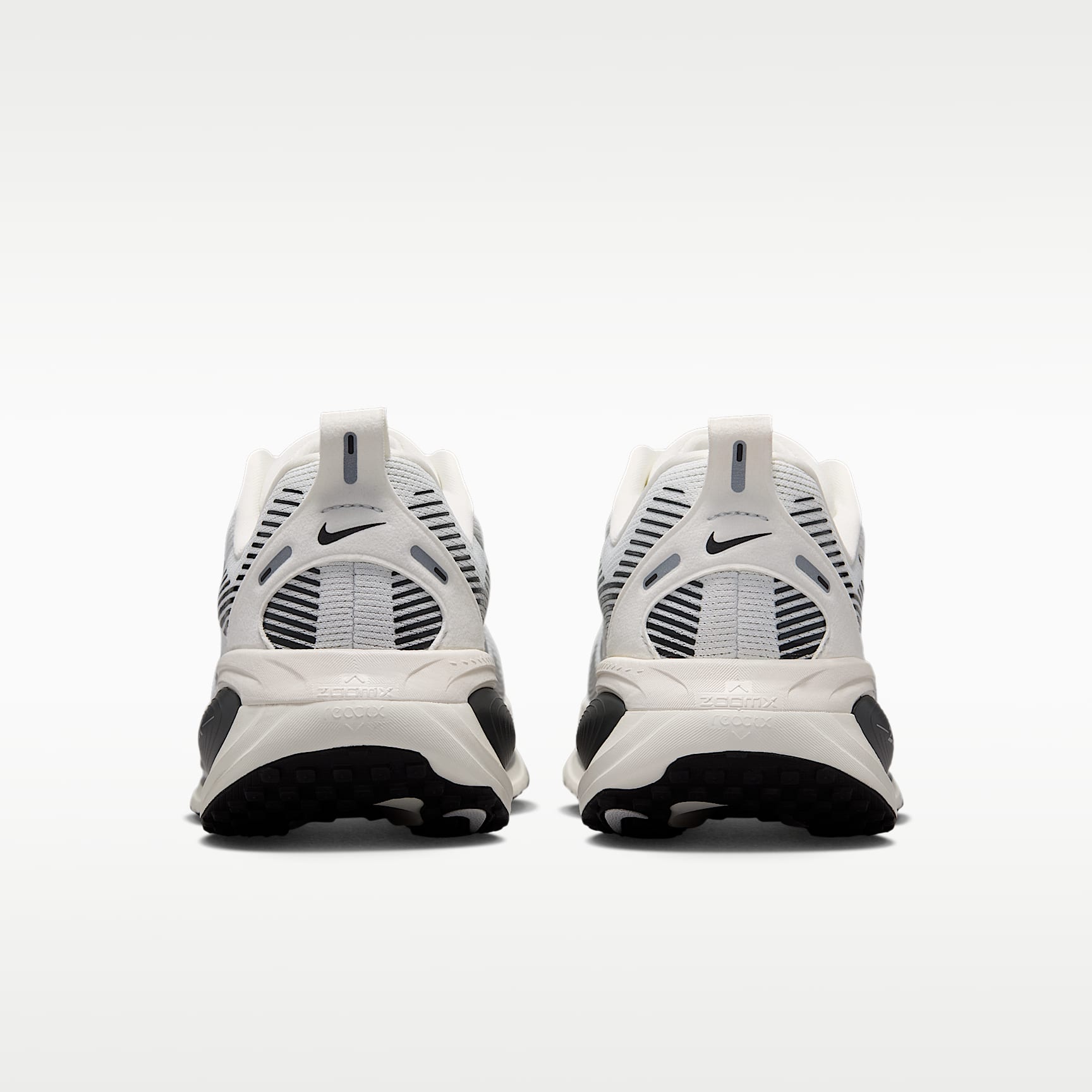 Nike Vomero 18 Straßenlaufschuh (Damen) – Summit White/Sail/Photon Dust/Metallic Silver