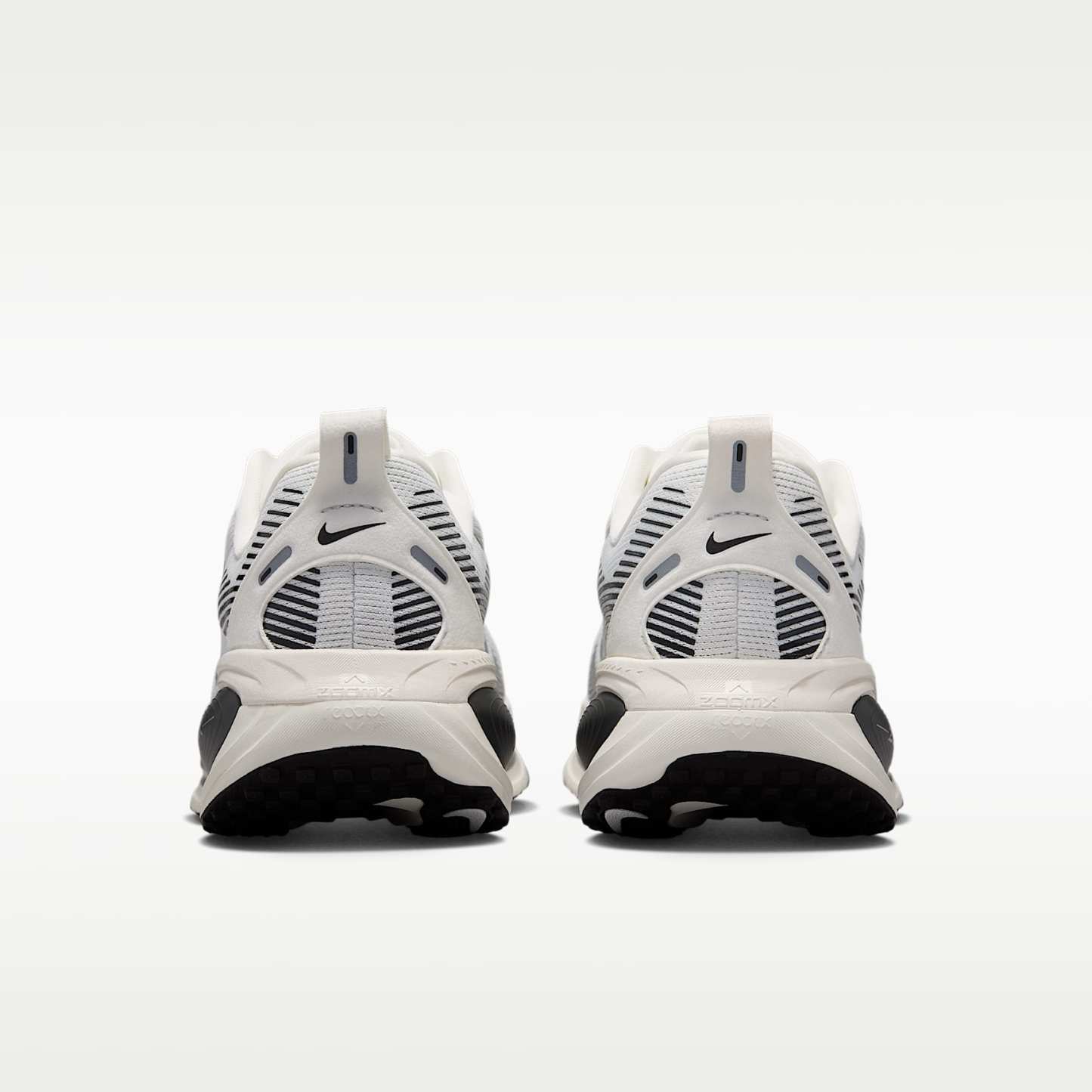 Nike Vomero 18 Straßenlaufschuh (Damen) – Summit White/Sail/Photon Dust/Metallic Silver