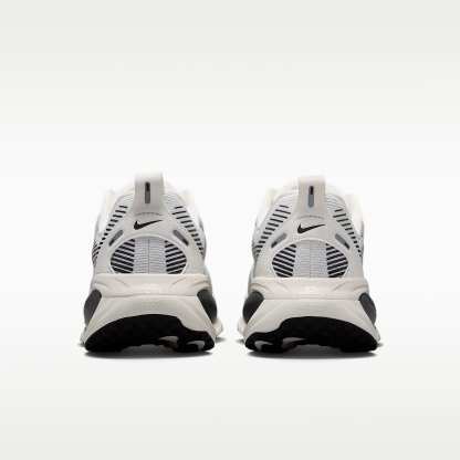 Nike Vomero 18 Straßenlaufschuh (Damen) – Summit White/Sail/Photon Dust/Metallic Silver