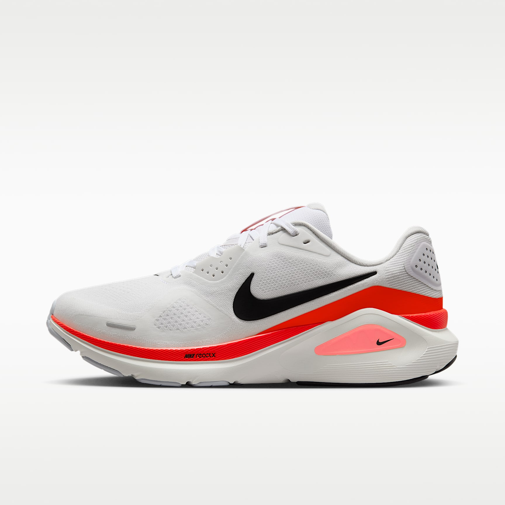 Nike Structure 26 Straßenlaufschuh (Herren) – Weiß/Bright Crimson/Photon Dust/Schwarz
