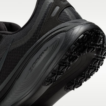 Nike Vomero 18 GORE-TEX Wasserdichter Straßenlaufschuh mit reflektierenden Designakzenten (Damen) – Schwarz/Anthracite