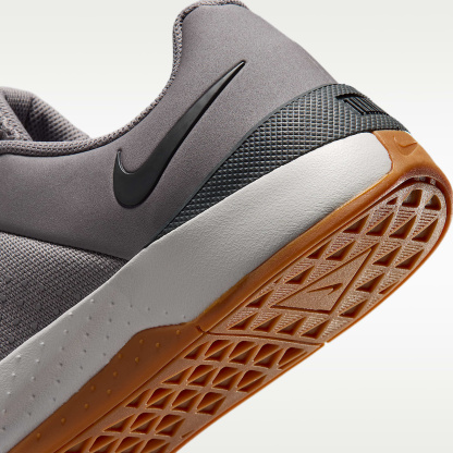 Nike MC Trainer 4 Trainingsschuh (Herren) – Pencil Point/Photon Dust/Gum Medium Brown/Dark Smoke Grey