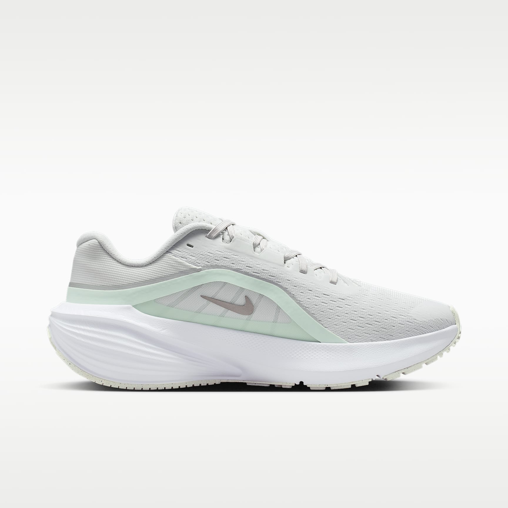 Nike Downshifter 14 Straßenlaufschuh (Damen) – Off White/Barely Green/Weiß/Metallic Silver