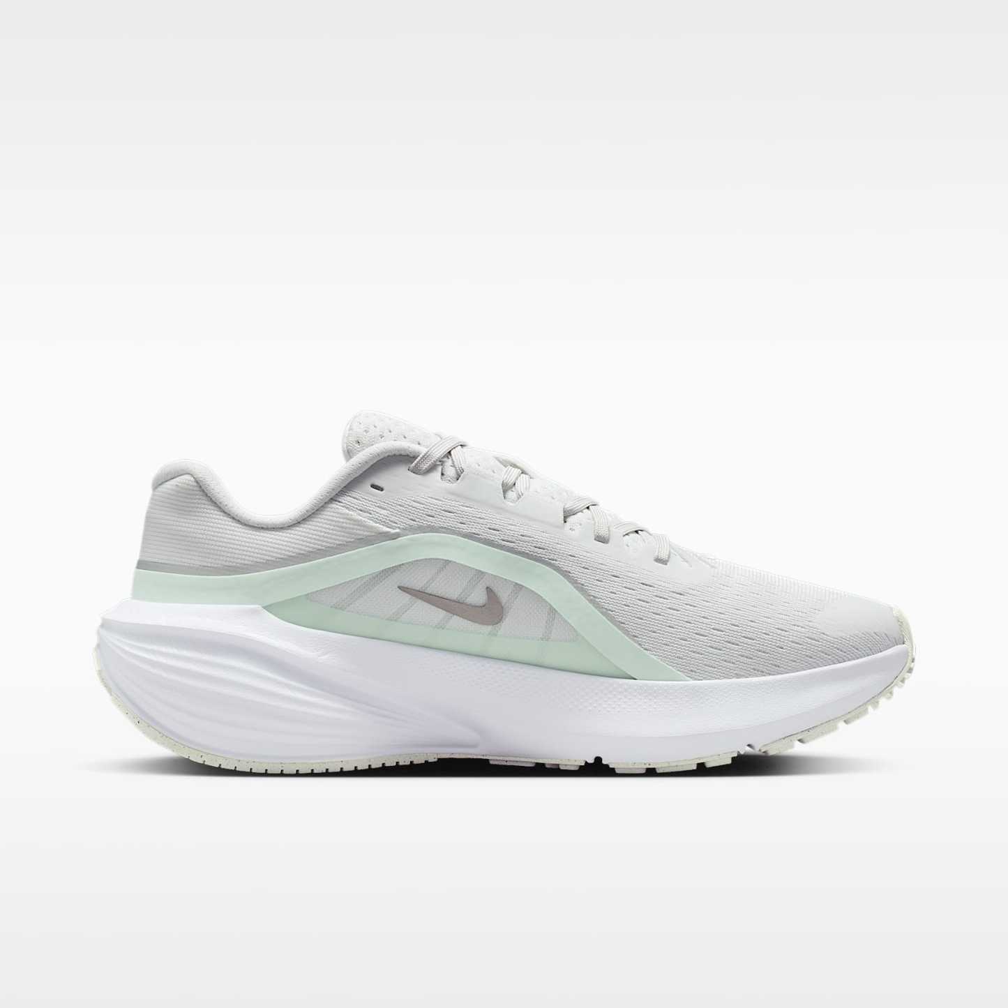 Nike Downshifter 14 Straßenlaufschuh (Damen) – Off White/Barely Green/Weiß/Metallic Silver