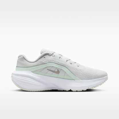 Nike Downshifter 14 Straßenlaufschuh (Damen) – Off White/Barely Green/Weiß/Metallic Silver