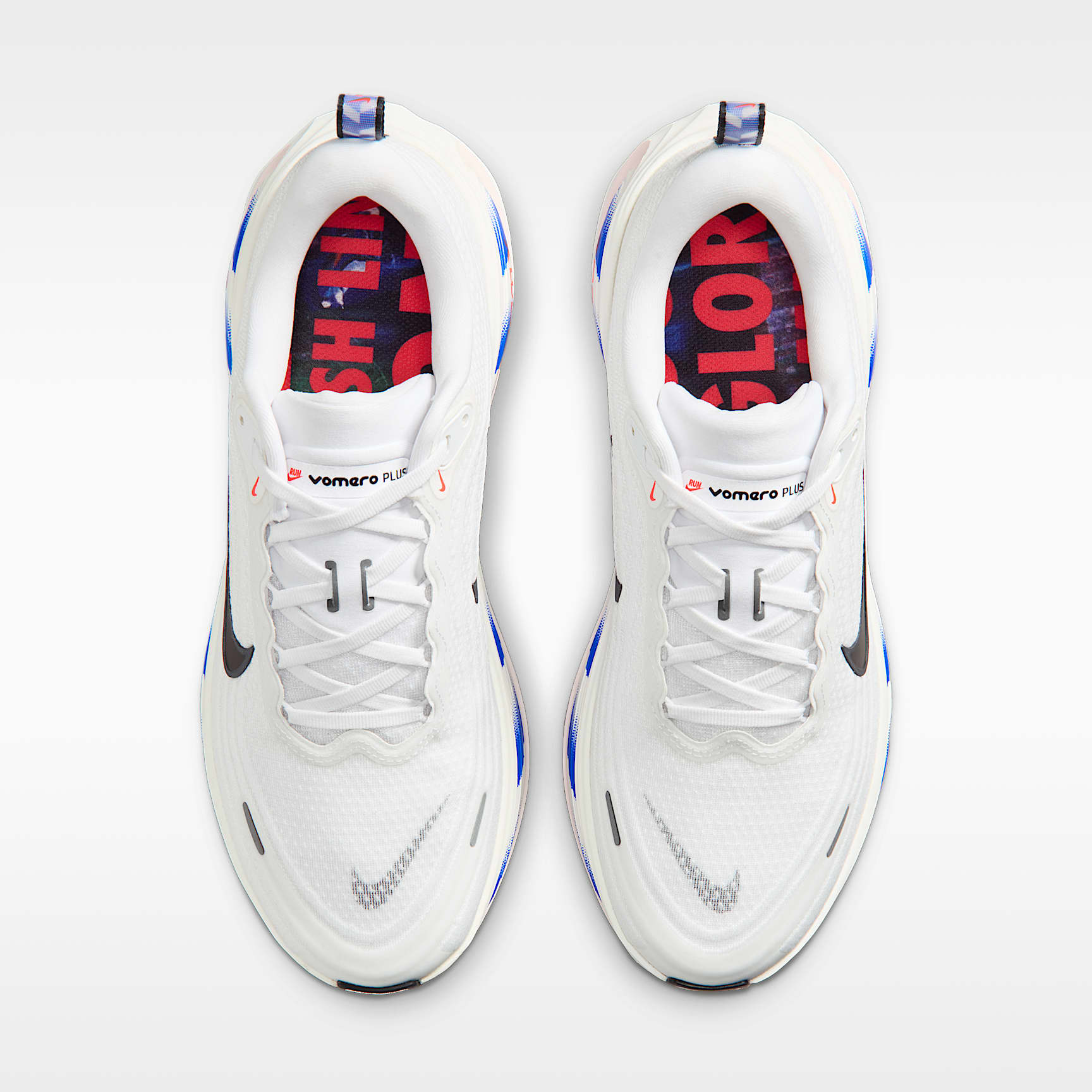 Nike Vomero Plus Straßenlaufschuh (Herren) – Weiß/Racer Blue/Bright Crimson/Schwarz