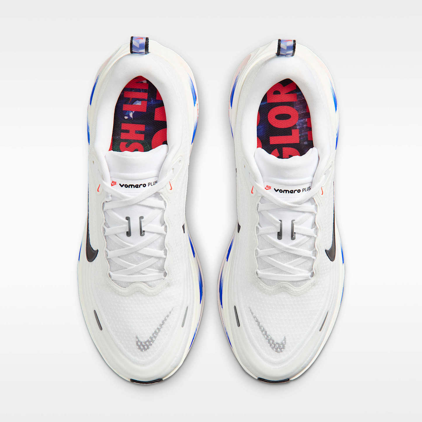 Nike Vomero Plus Straßenlaufschuh (Herren) – Weiß/Racer Blue/Bright Crimson/Schwarz