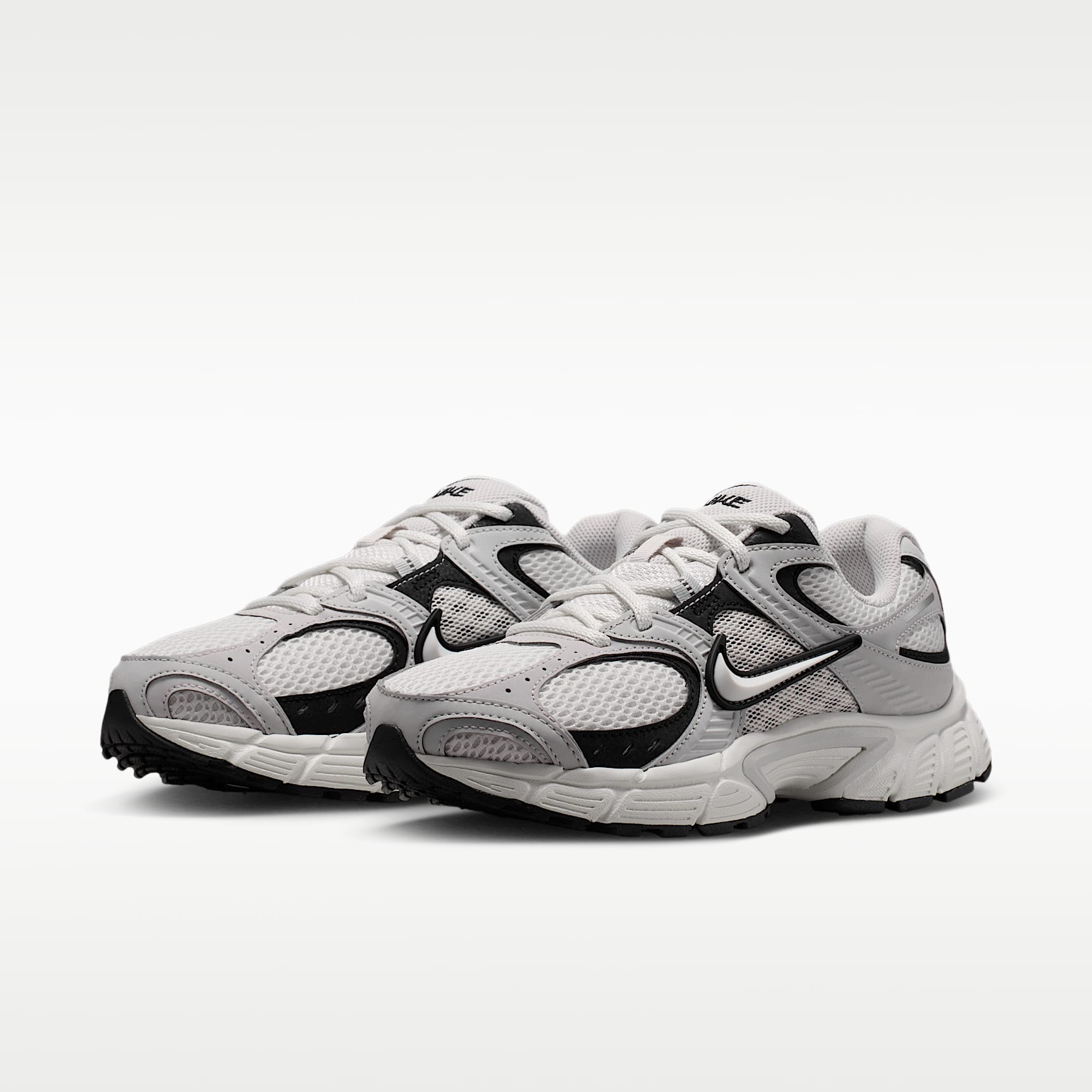 Nike V5 RNR Schuh (Damen) – Sail/Schwarz/Vast Grey/Sail