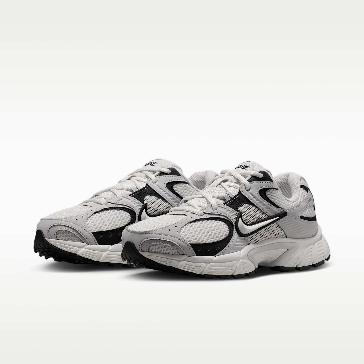 Nike V5 RNR Schuh (Damen) – Sail/Schwarz/Vast Grey/Sail