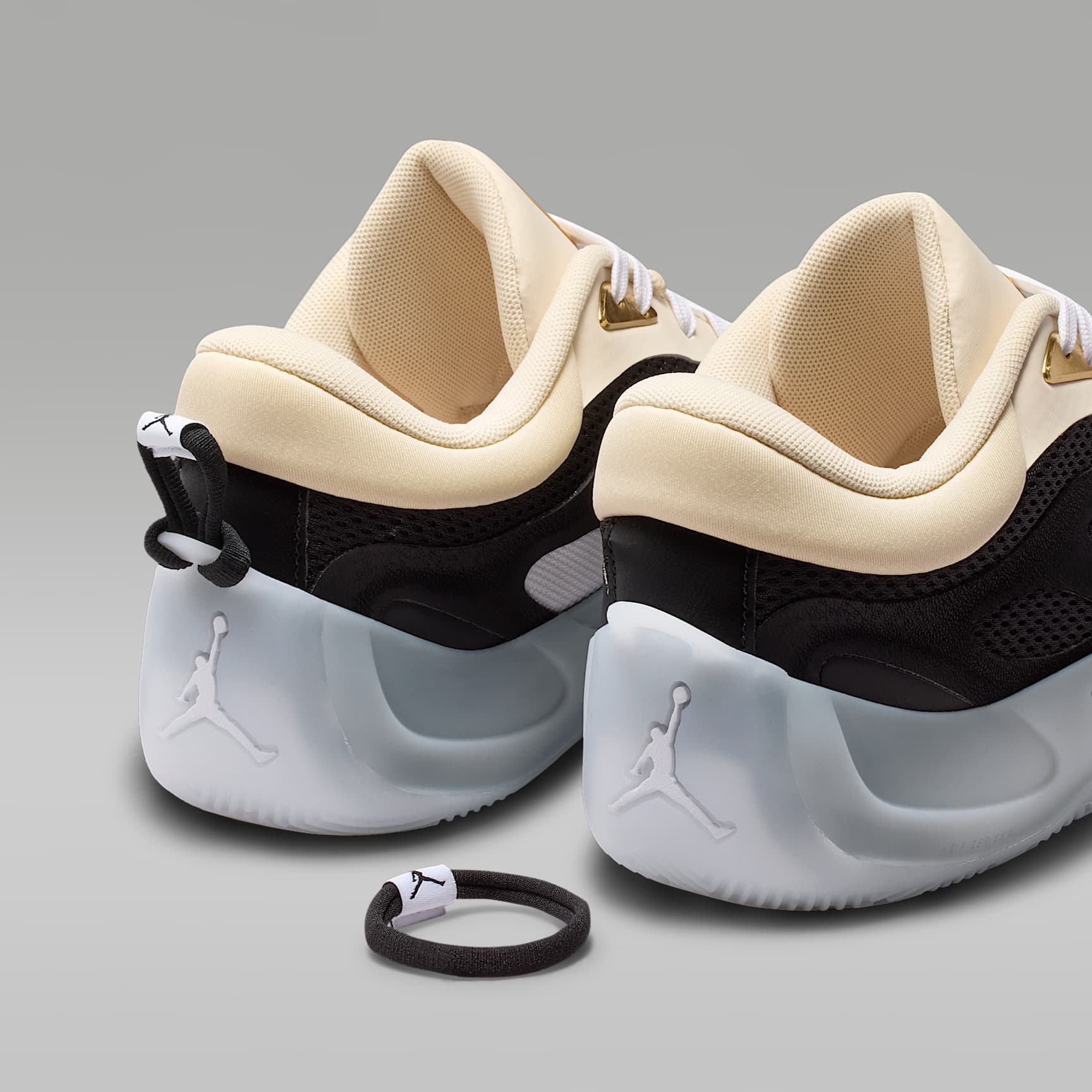 Jordan Heir Series 2 "Precious Medals" Basketballschuh – Pearl White/Schwarz/Metallic Gold/Weiß