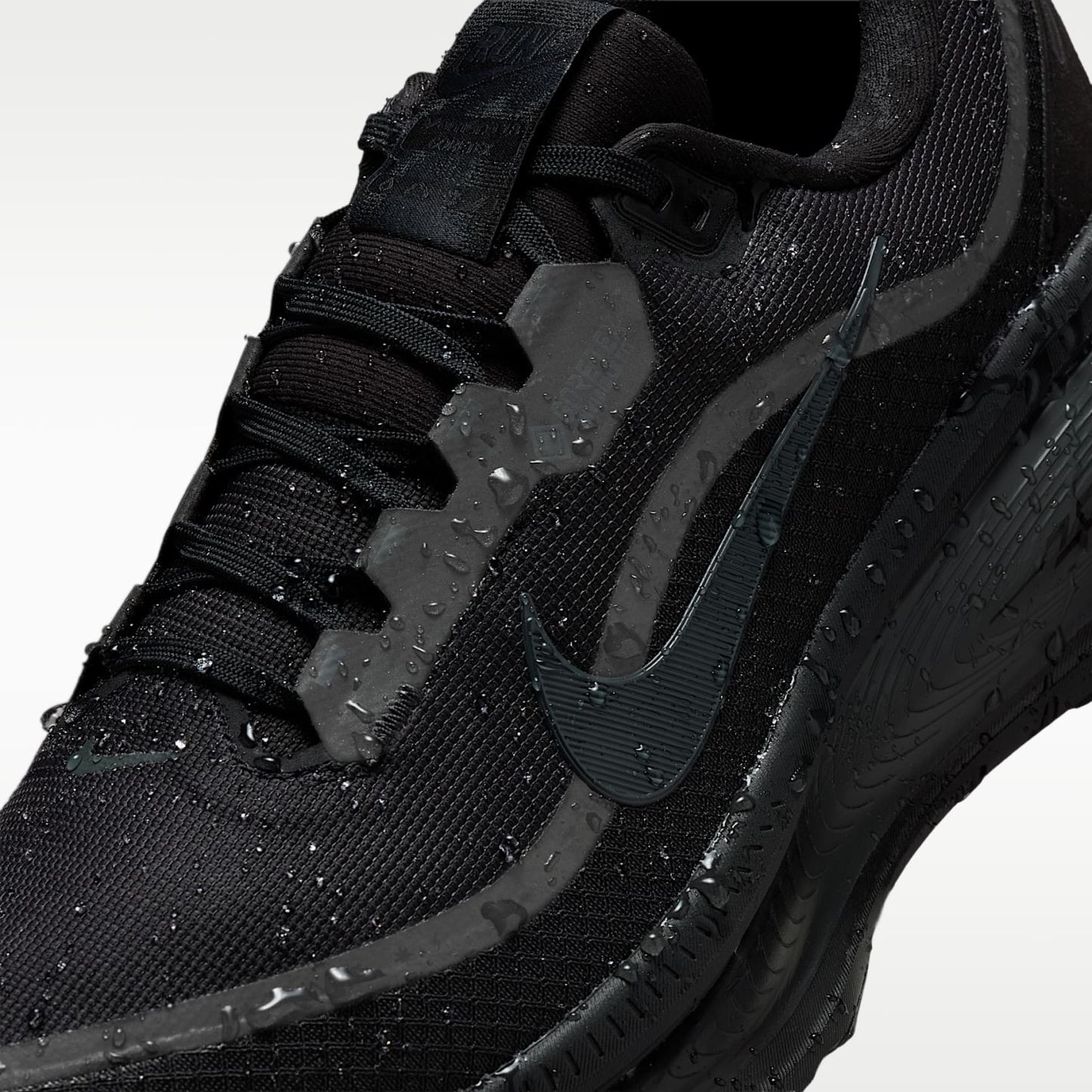 Nike Vomero 18 GORE-TEX wasserdichter Straßenlaufschuh mit reflektierenden Akzenten (Herren) – Schwarz/Anthracite