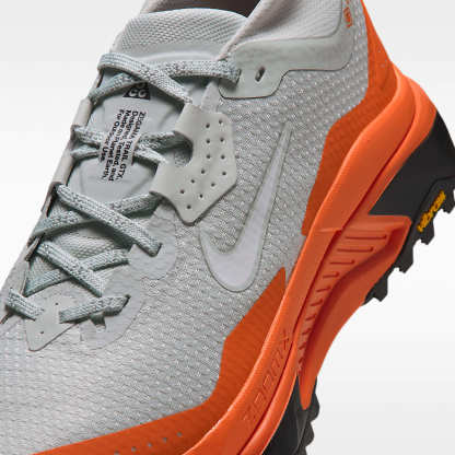 ACG Zegama Trail GORE-TEX wasserdichter Traillaufschuh (Herren) – Light Silver/Safety Orange/Schwarz/Summit White