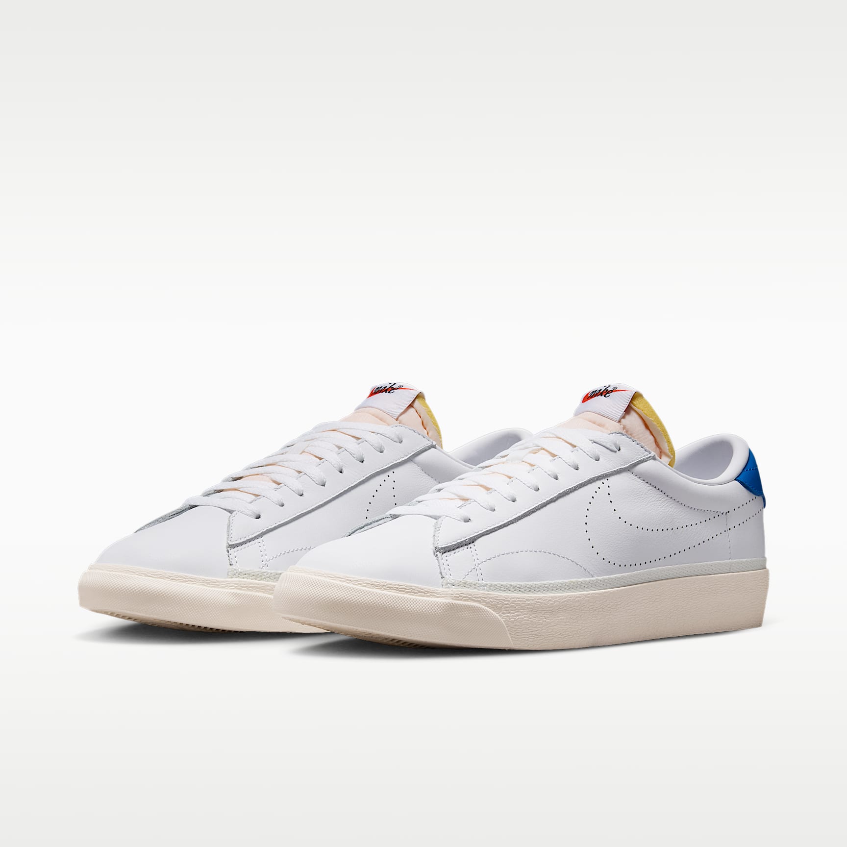 Nike Tennis Classic Schuh (Herren) – Weiß/Light Photo Blue/Team Orange/Weiß